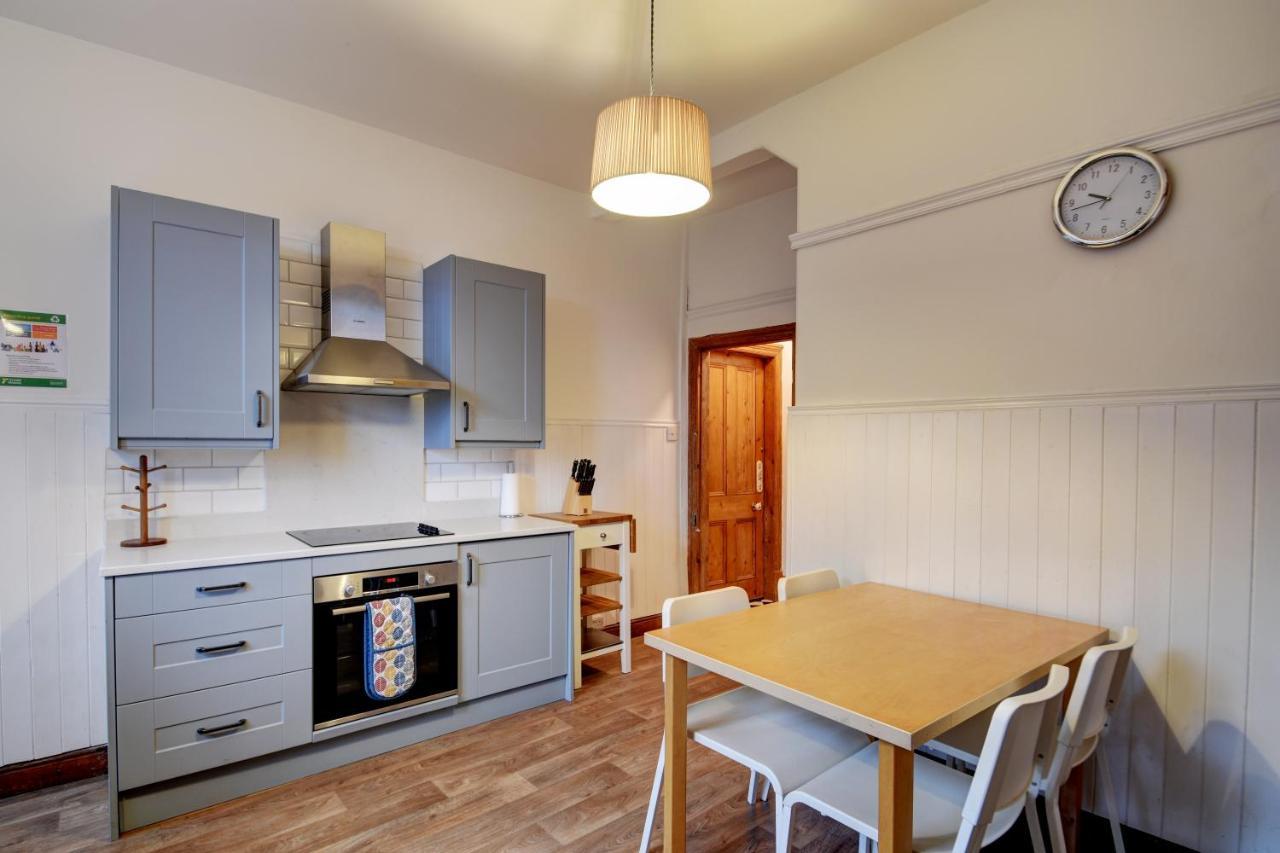 Spacious Victorian Townhouse Near Hcc With Off Street Parking Харрогейт Экстерьер фото