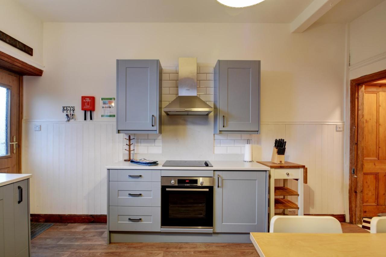 Spacious Victorian Townhouse Near Hcc With Off Street Parking Харрогейт Экстерьер фото