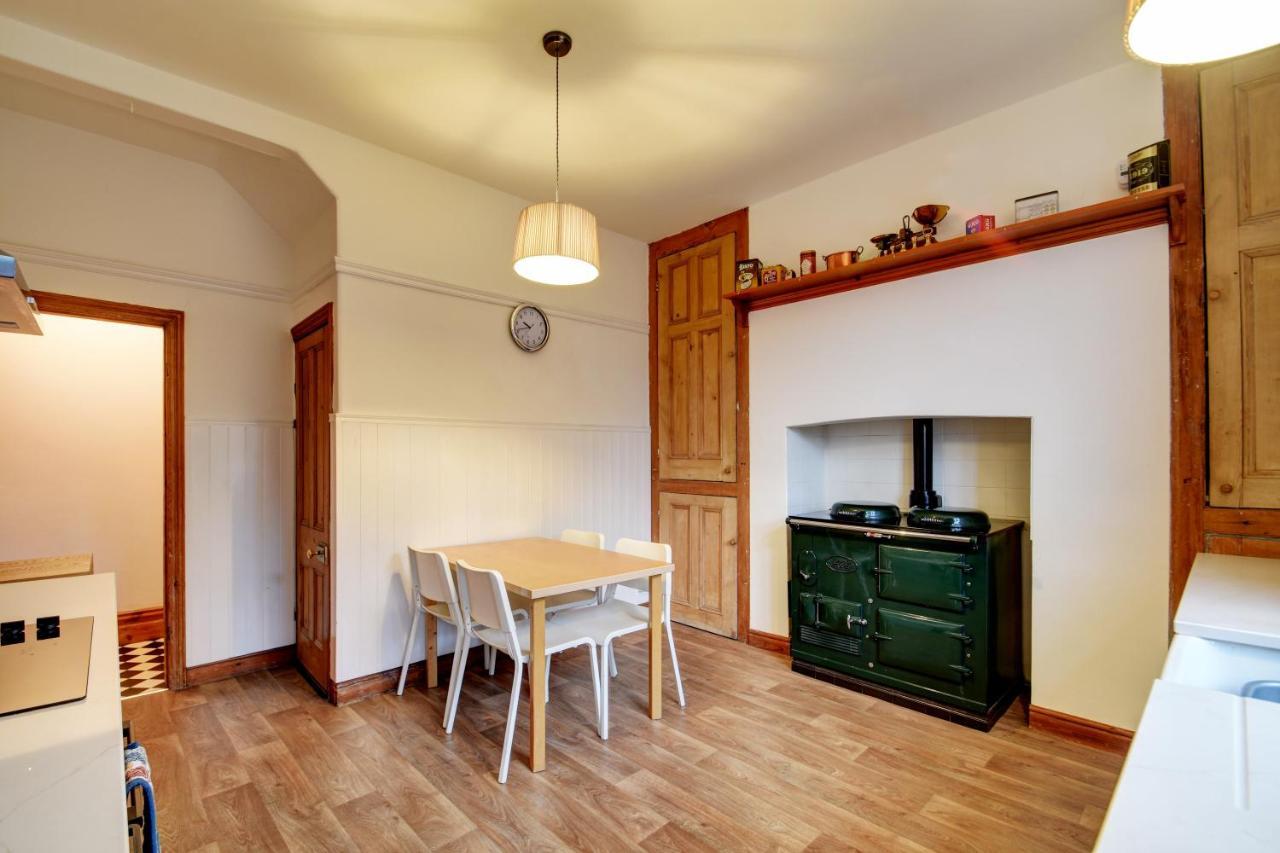 Spacious Victorian Townhouse Near Hcc With Off Street Parking Харрогейт Экстерьер фото