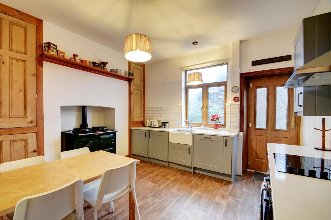 Spacious Victorian Townhouse Near Hcc With Off Street Parking Харрогейт Экстерьер фото