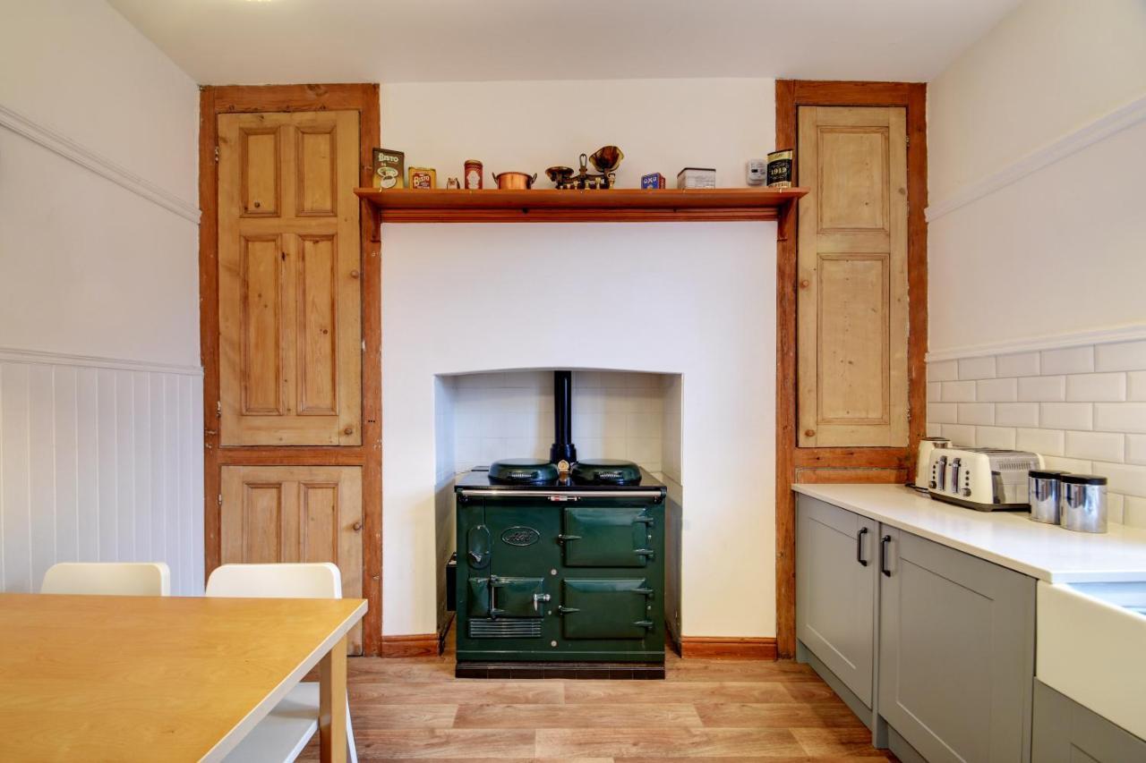 Spacious Victorian Townhouse Near Hcc With Off Street Parking Харрогейт Экстерьер фото