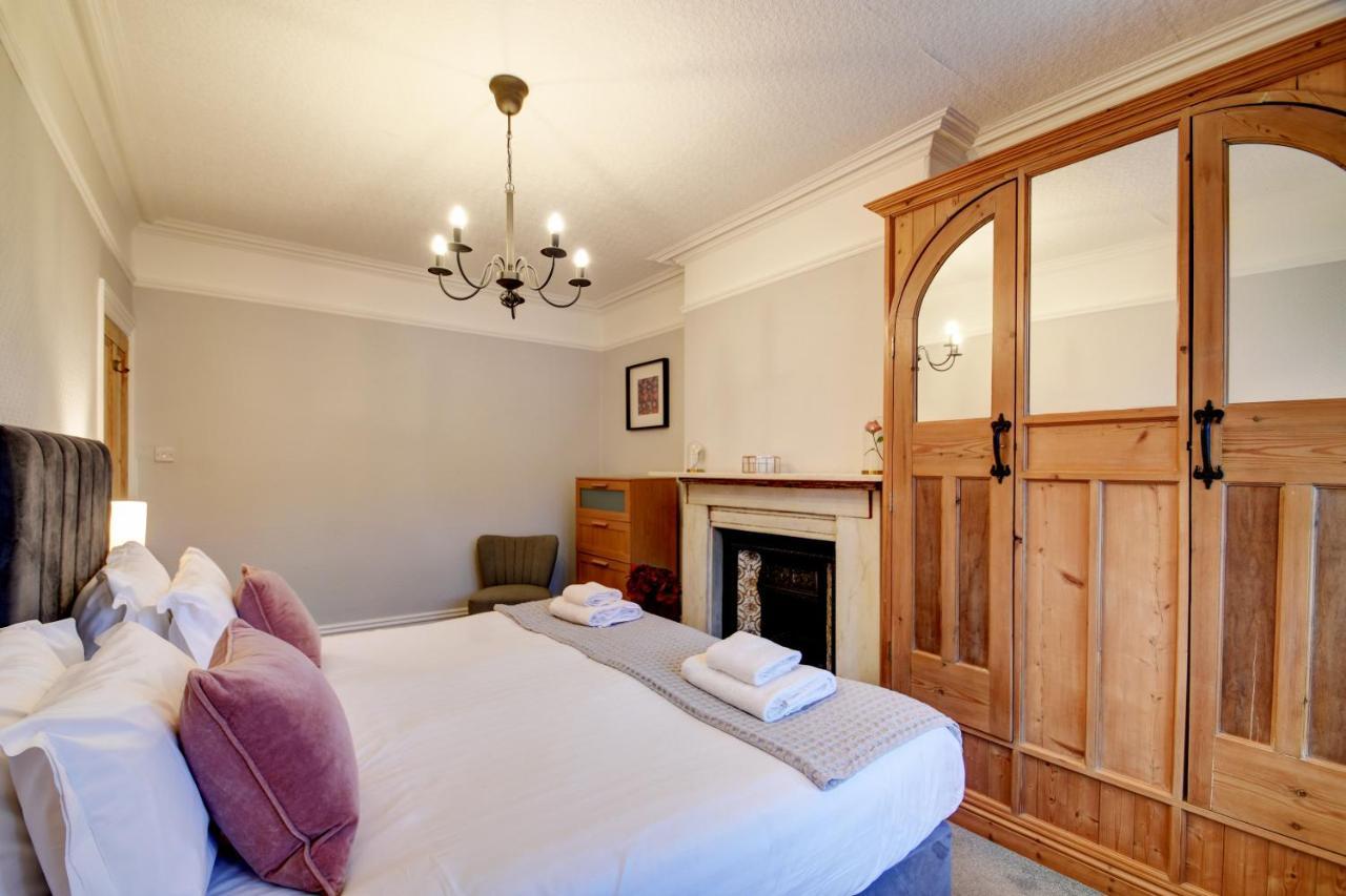 Spacious Victorian Townhouse Near Hcc With Off Street Parking Харрогейт Экстерьер фото
