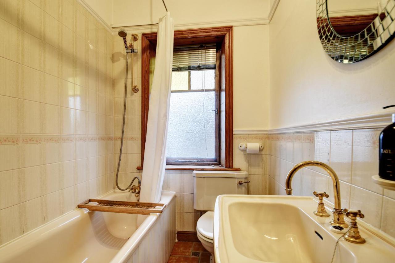Spacious Victorian Townhouse Near Hcc With Off Street Parking Харрогейт Экстерьер фото