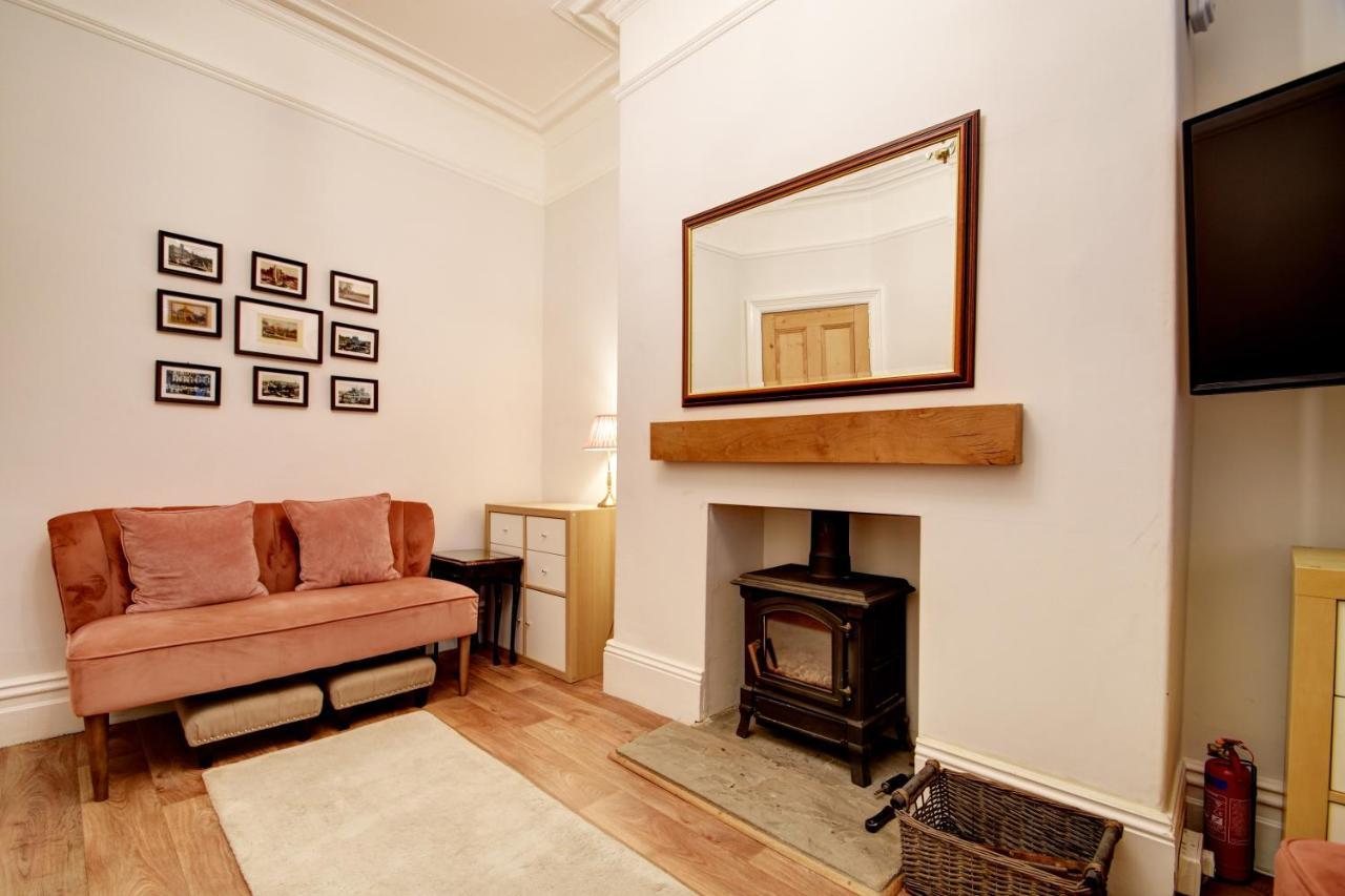 Spacious Victorian Townhouse Near Hcc With Off Street Parking Харрогейт Экстерьер фото