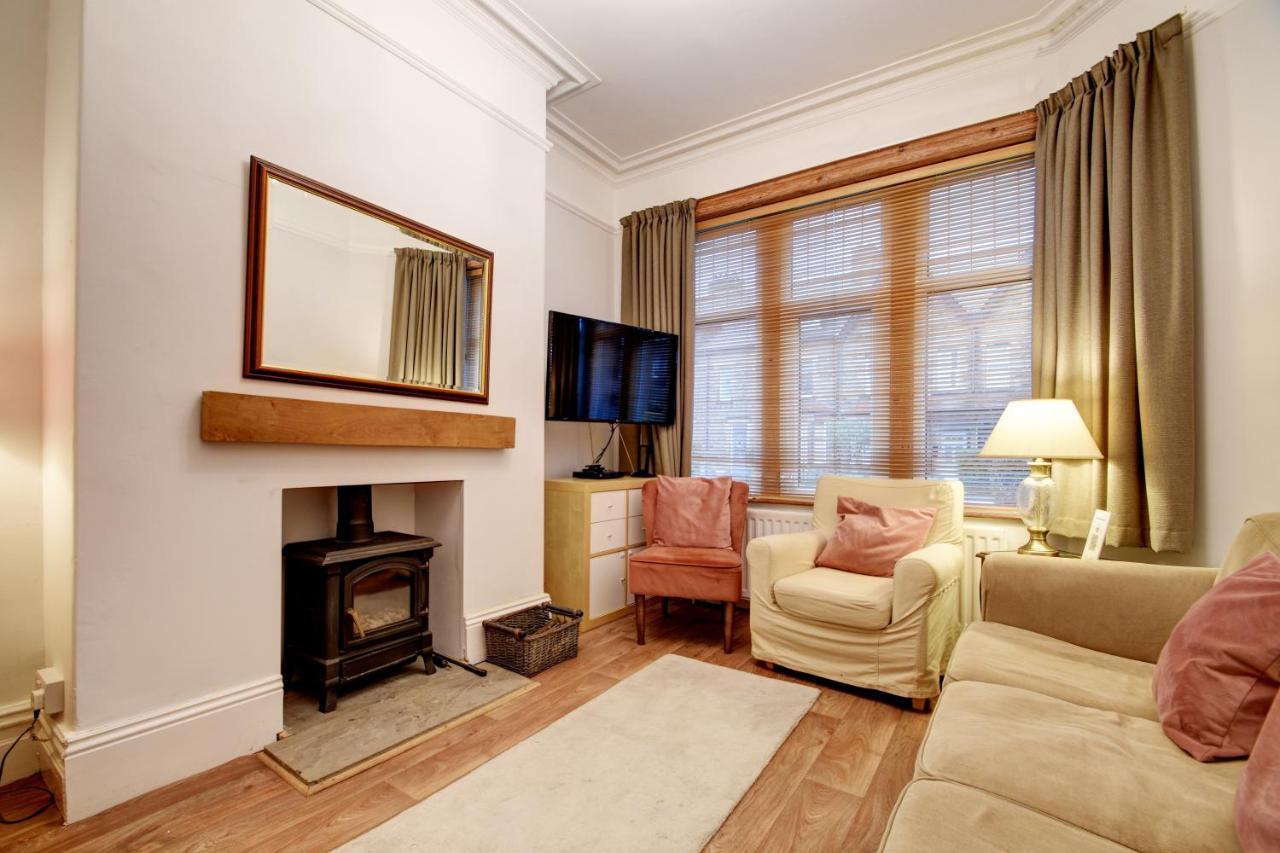 Spacious Victorian Townhouse Near Hcc With Off Street Parking Харрогейт Экстерьер фото