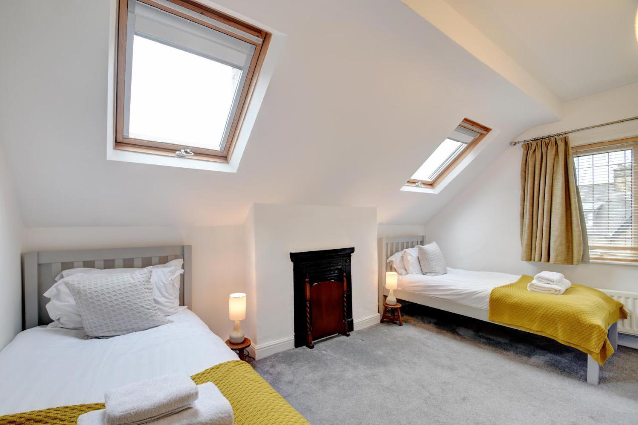Spacious Victorian Townhouse Near Hcc With Off Street Parking Харрогейт Экстерьер фото