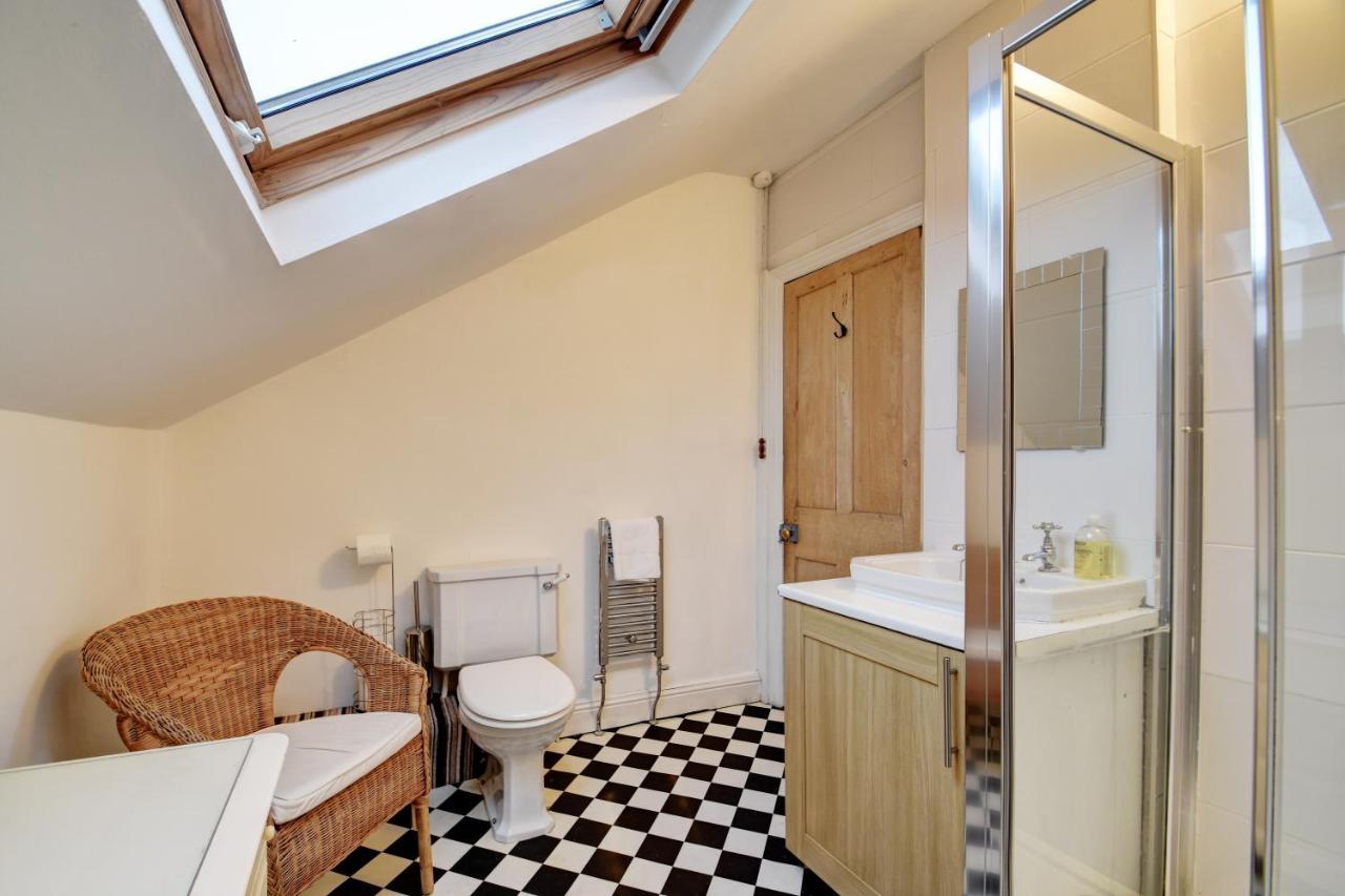 Spacious Victorian Townhouse Near Hcc With Off Street Parking Харрогейт Экстерьер фото