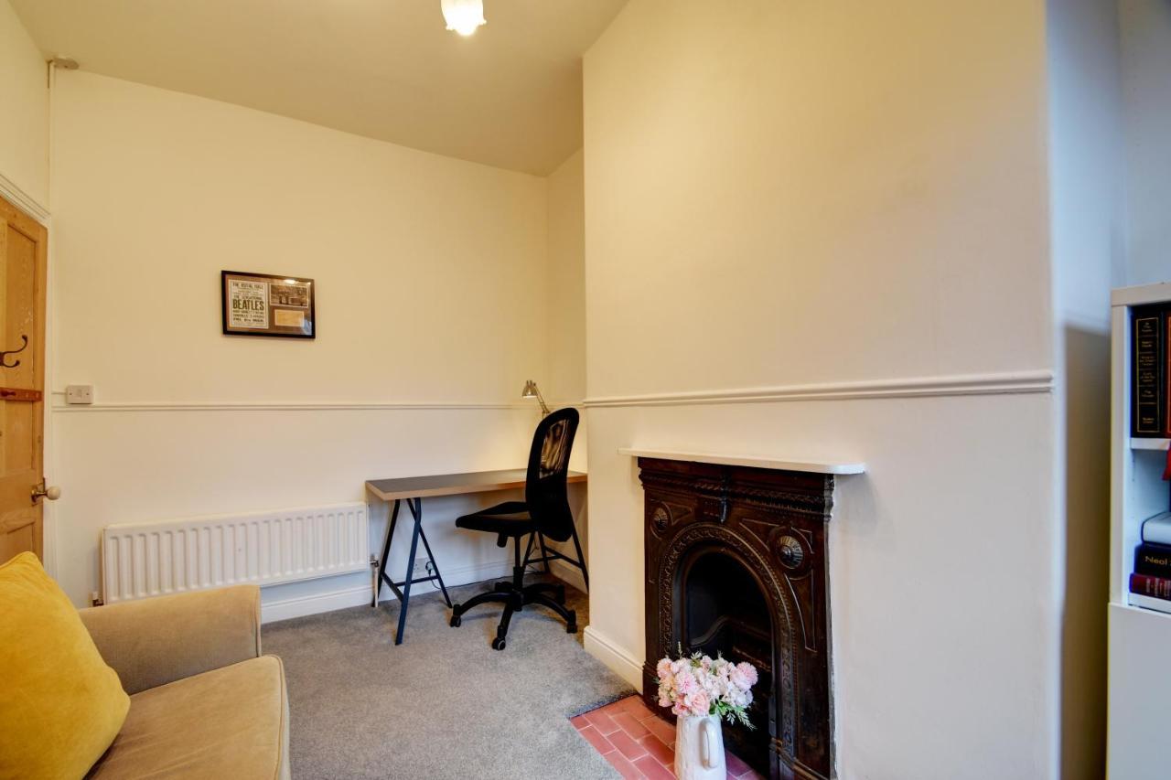 Spacious Victorian Townhouse Near Hcc With Off Street Parking Харрогейт Экстерьер фото