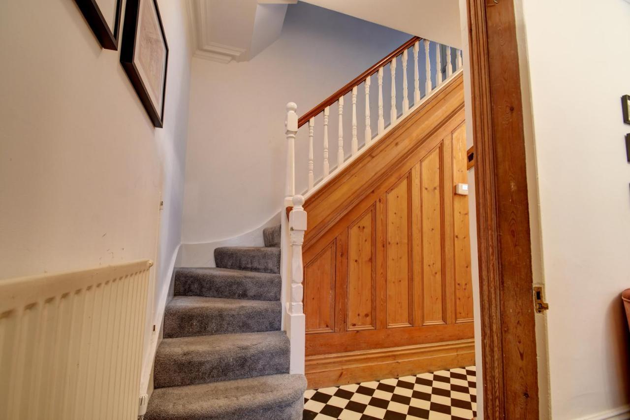 Spacious Victorian Townhouse Near Hcc With Off Street Parking Харрогейт Экстерьер фото