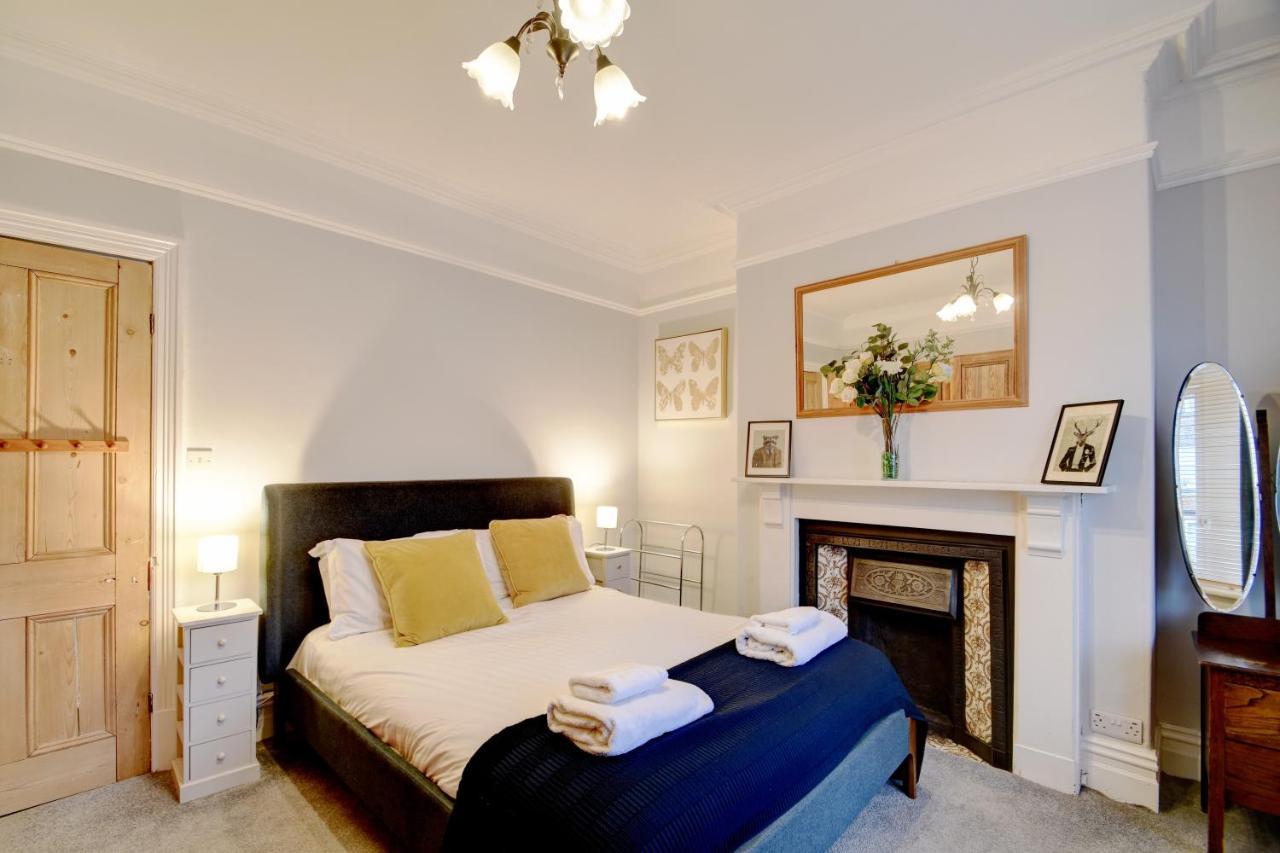 Spacious Victorian Townhouse Near Hcc With Off Street Parking Харрогейт Экстерьер фото