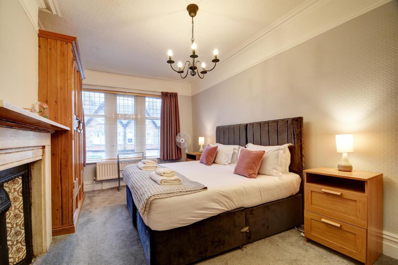 Spacious Victorian Townhouse Near Hcc With Off Street Parking Харрогейт Экстерьер фото